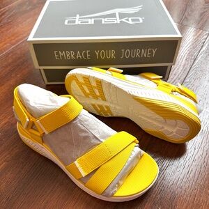 New Dansko Racquel Fully Adjustable Sport Sandal for Women, Size 8